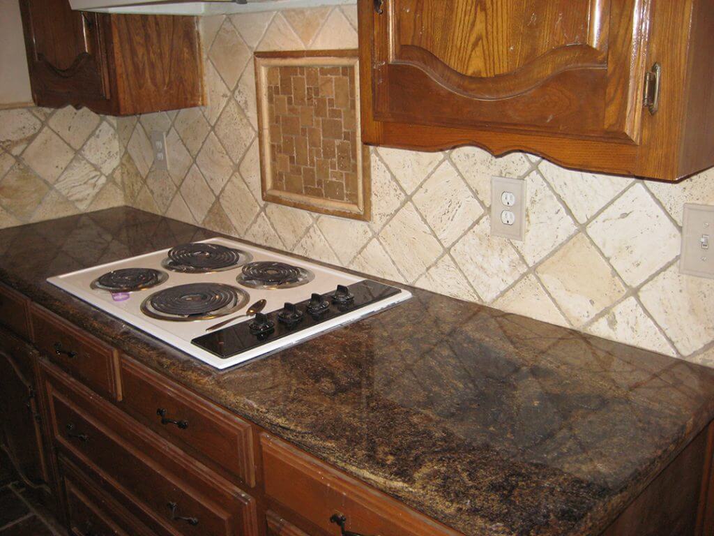 backsplash from side with versaille pattern